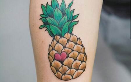 Ananas Tattoo mit Herz am Unterarm bunt