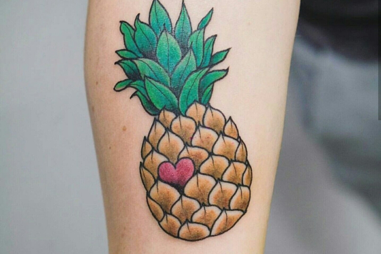 Ananas Tattoo mit Herz am Unterarm bunt