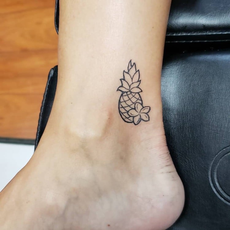 Ananas Tattoo und Frangipani Blume am Fuß klein