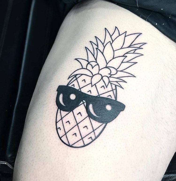 Ananas mit Sonnenbrillen Tattoo am Oberschenkel