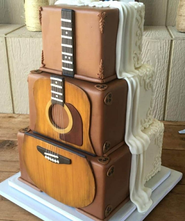 Anregung für den Bräutigam, der Musiker ist - Die Torte imitiert Koffer und eine Gitarre