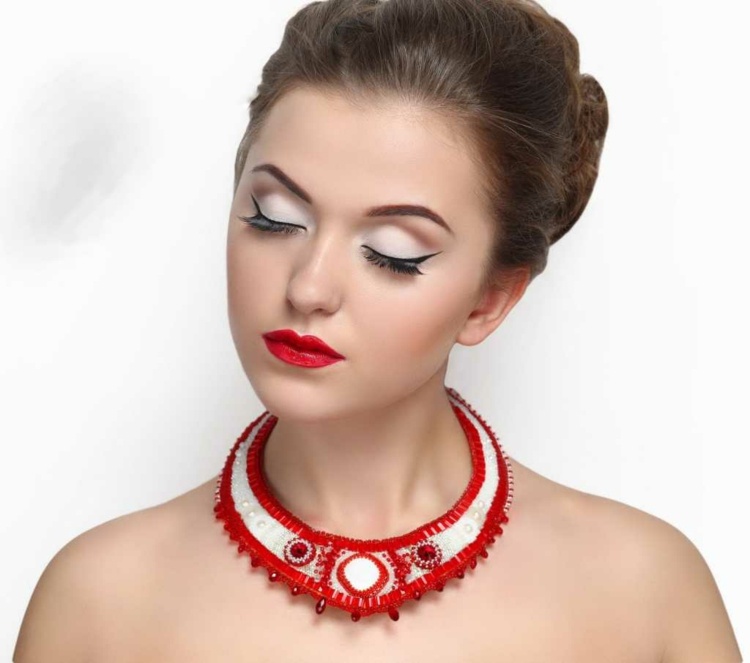 Augen-Make-up für den Fasching mit weißem Lidschatten und roten Lippen