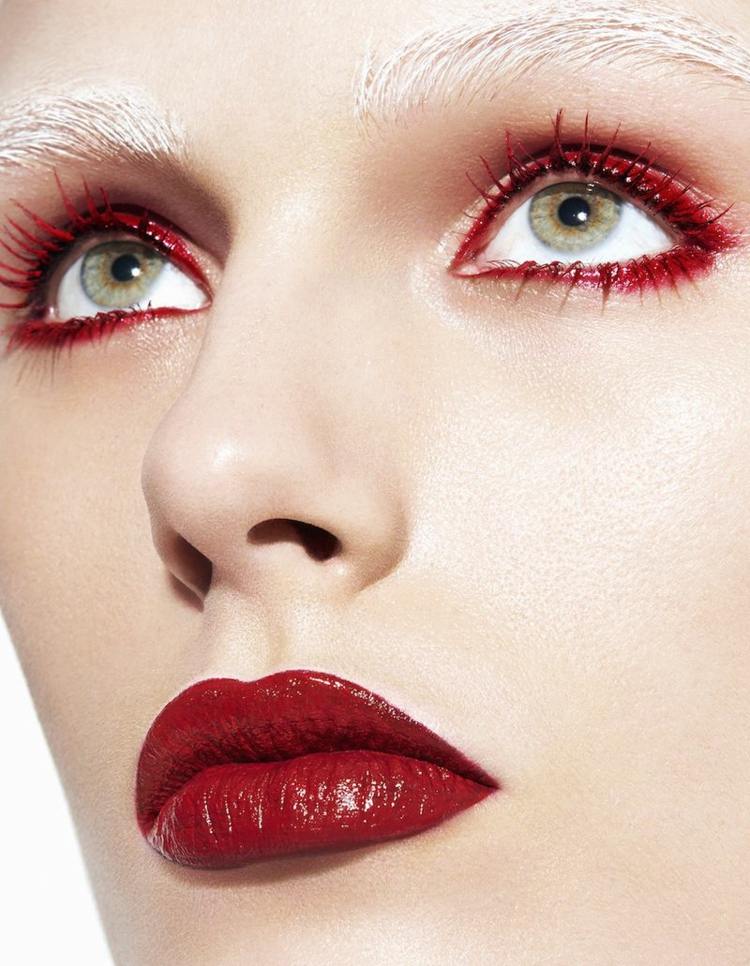 Augen extravagant schminken mit rotem Mascara und weißen Augenbrauen