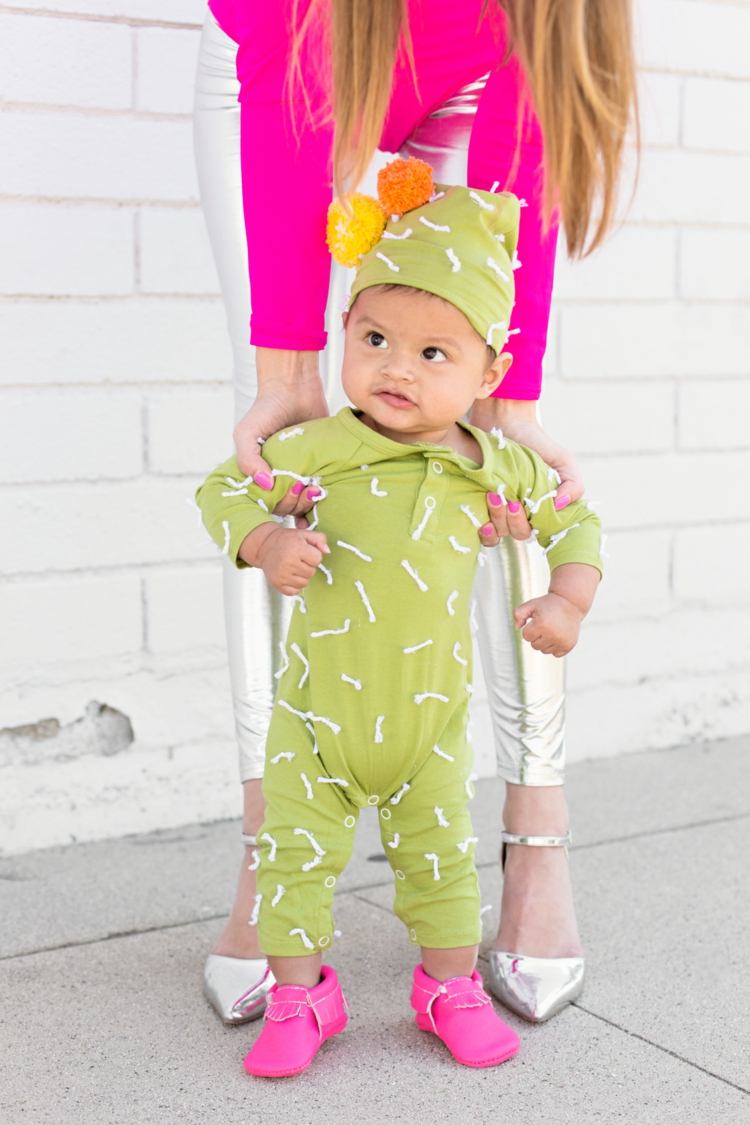 Baby Kaktus mit Mütze als Accessoire zum Fasching