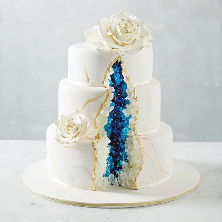 Bei der weißen Hochzeitstorte kommt der royalblaue Kristall super zur Geltung