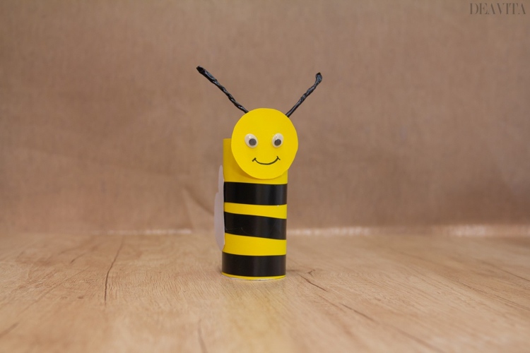 Biene aus Papier und einer Klorolle mit Kindern zum Frühling basteln