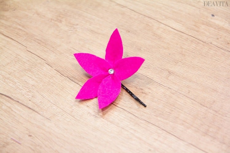 Blume aus pinkem Filz basteln und an einer Haarnadel kleben