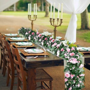 Blumengirlande zur Hochzeit als Tischdeko verwenden mit rosa Rosen