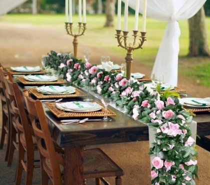 Blumengirlande zur Hochzeit als Tischdeko verwenden mit rosa Rosen