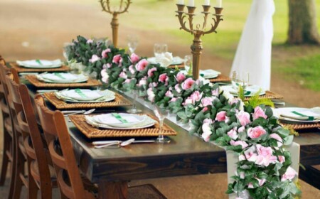 Blumengirlande zur Hochzeit als Tischdeko verwenden mit rosa Rosen