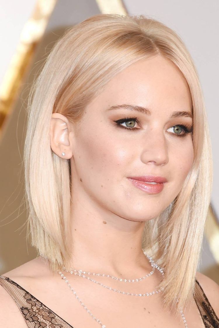 Bob vorne lang hinten kurz Mittelscheitel blonde Haare Oscars Frisur 2016 von Jennifer Lawrence