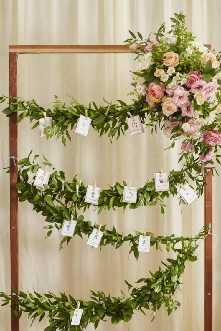 Bogen als Deko gestaltet mit einer grünen Blumengirlande zur Hochzeit