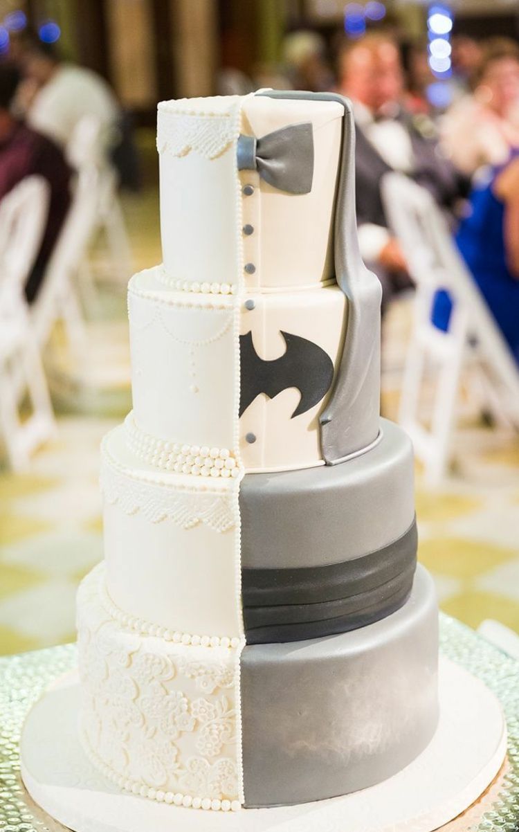 Braut und Bräutigam mit Batman mit der Hochzeitstorte darstellen