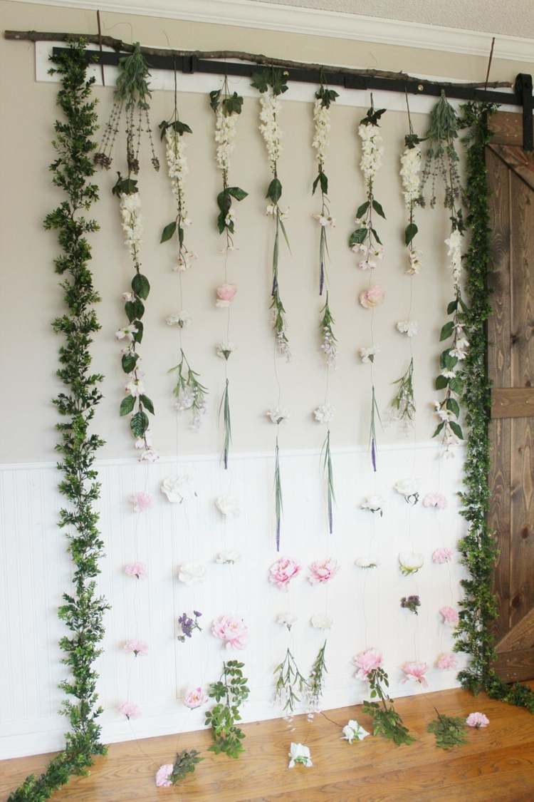 Deko für die Wand beim Empfang mit einem Vorhang aus verschiedenen Blüten