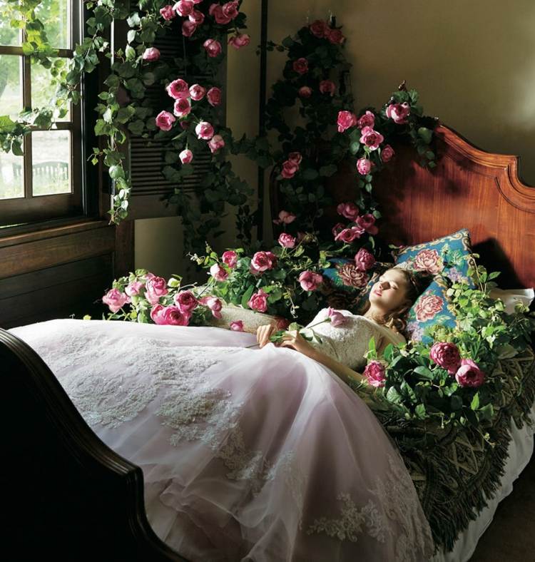 Dornröschen mit Rosen für das Fotoshooting bei der Hochzeit
