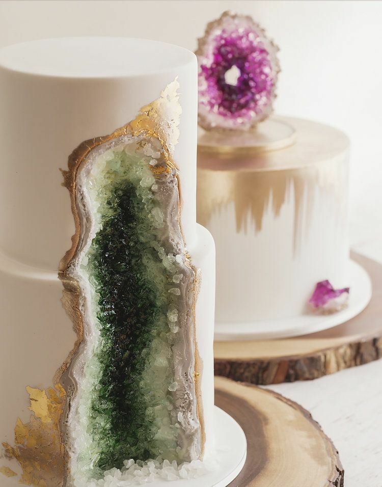Dunkelgrüne Kristall Torte auf einer Holzscheibe für die Hochzeit