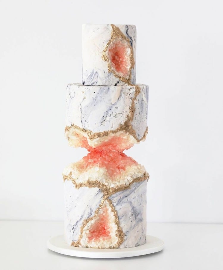Effektvolle 3D Kristall Torte mit Marmor-Effekt und rosa Edelstein