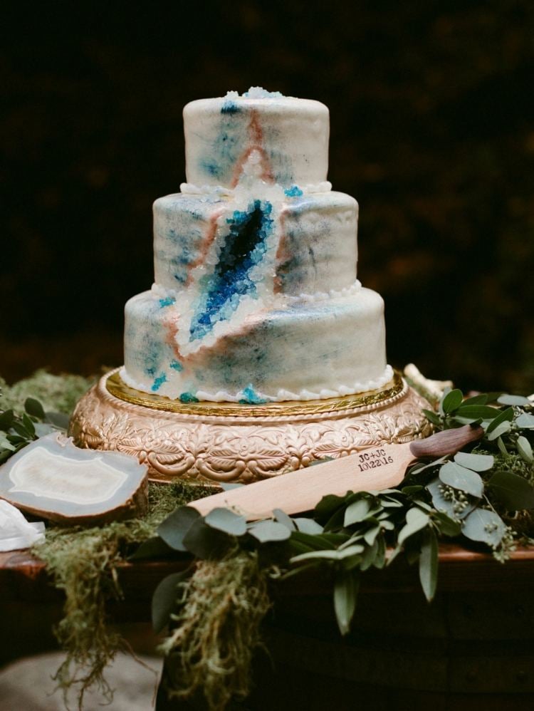 Eine romantische Vintage Hochzeit mit Kristall Torte in Blau