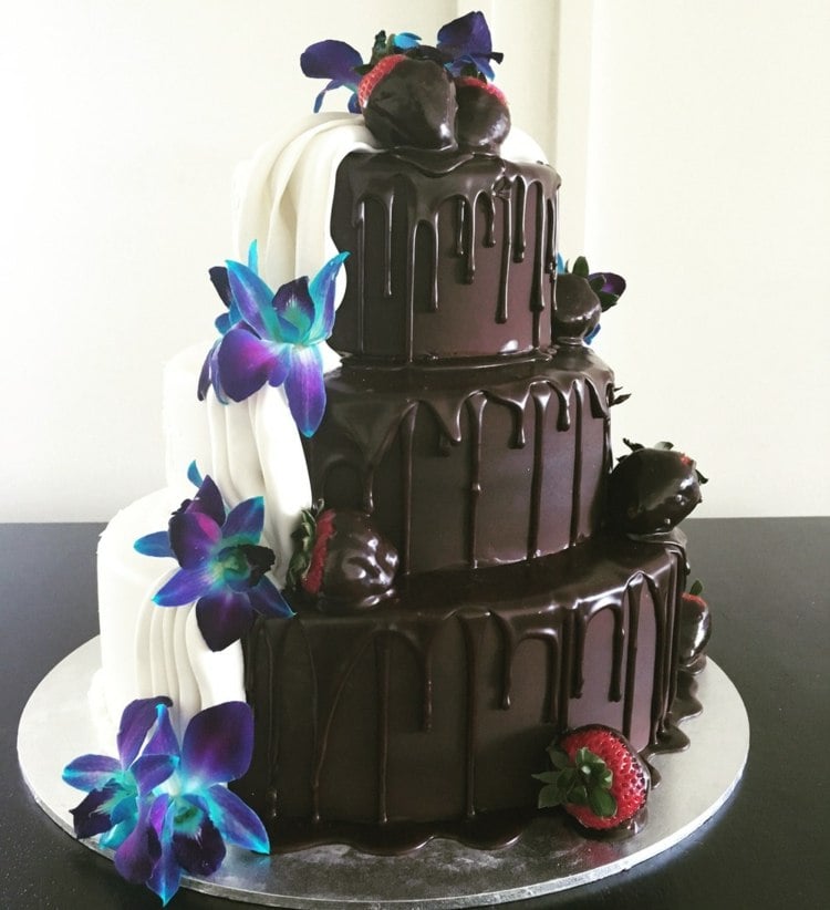 Einen Schokoladenkuchen für die Hochzeit wählen und mit Fondant und Orchideen gestalten