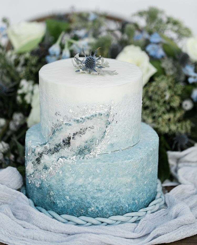 Elegante Idee für eine blau-weiße Kristall Torte mit Ombre-Effekt für eine Winterhochzeit