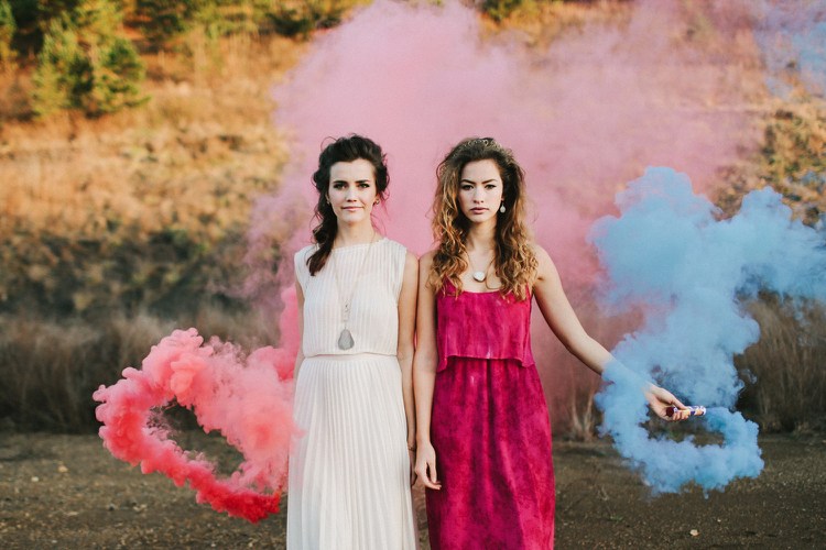 Fotoshooting mit Farbbomben rosa blau Freundinnen Schwester 