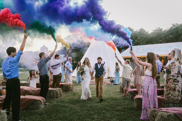 Fotoshooting mit Farbbomben Ideen Hochzeit Party