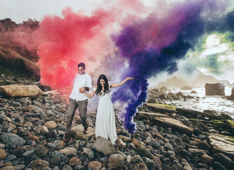 Farbbomben Fotoshooting Verlobung Feier Ideen