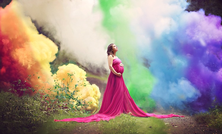 Fotoshooting mit Farbbomben Regenbogen Ideen Frau