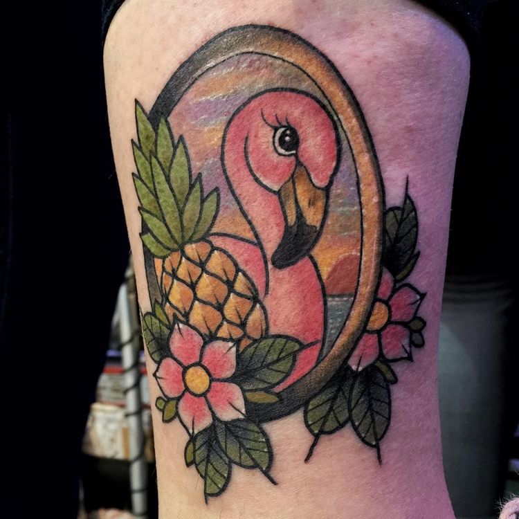 Flamingo Tattoo mit Blumen und Ananas