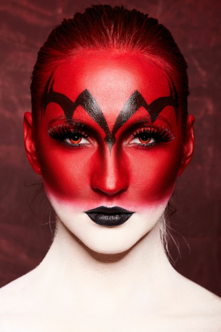 Gesicht zum Karneval schminken in Rot-Weiß und Schwarz für die Lippen
