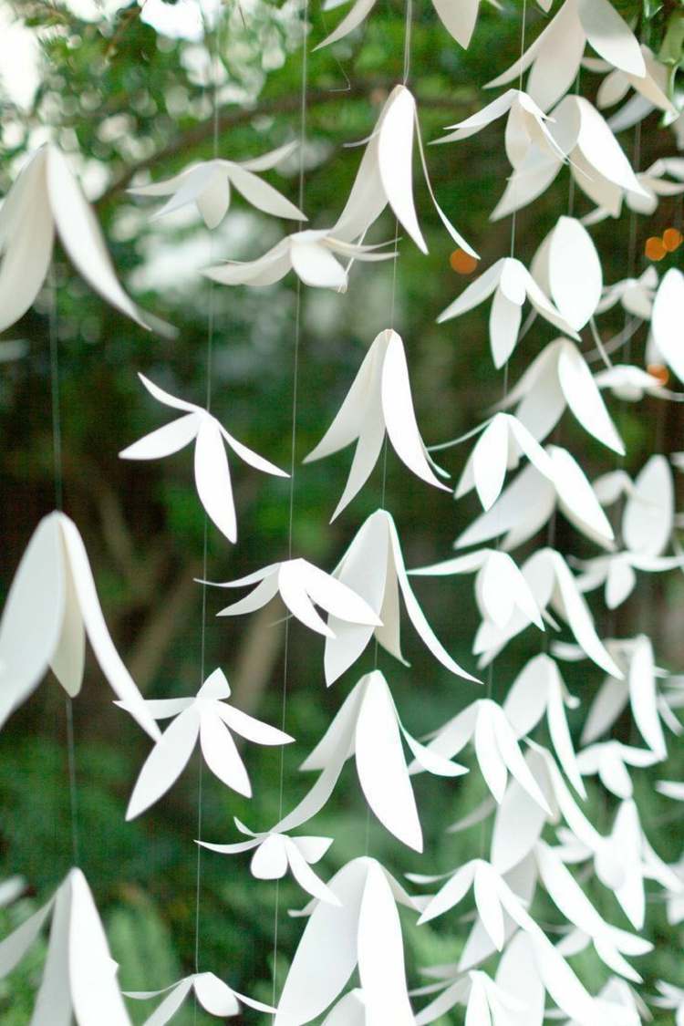 Girlanden mit weißen Papierblumen selber basteln für die Hochzeit