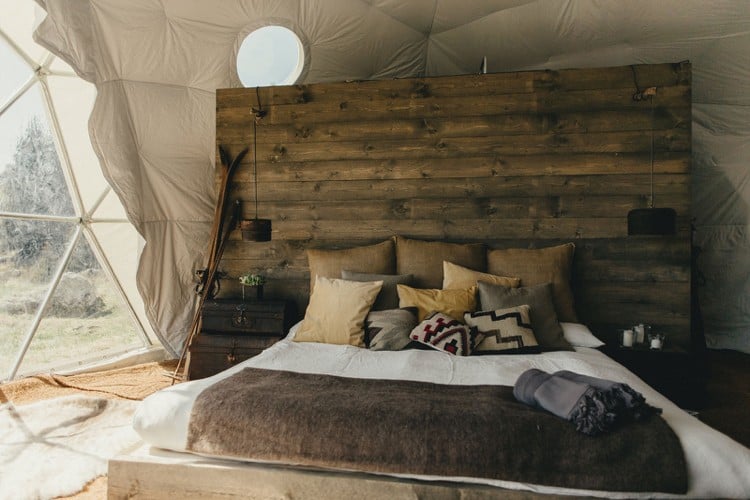 Glamping in Bolivien Zelten Doppelbett Holz Bett Kopfteil