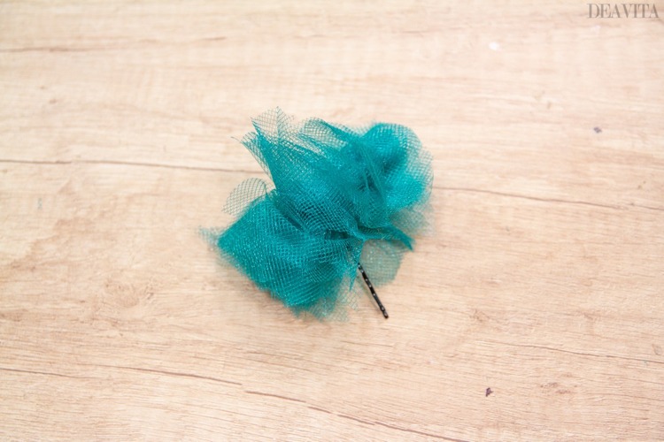 Haarschmuck für Kinder selber machen Pompom aus blauem Tüll
