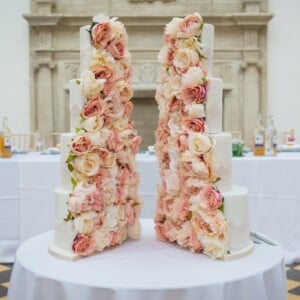 Hochzeitstorte mal anders mit Rosen in Weiß und Rosa im Inneren