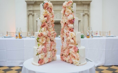 Hochzeitstorte mal anders mit Rosen in Weiß und Rosa im Inneren