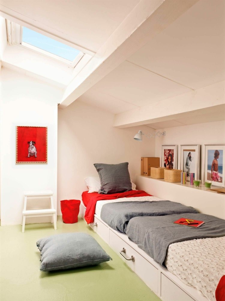 Idee für ein Doppelzimmer mit Dachschräge in Weiß Rot und Grau