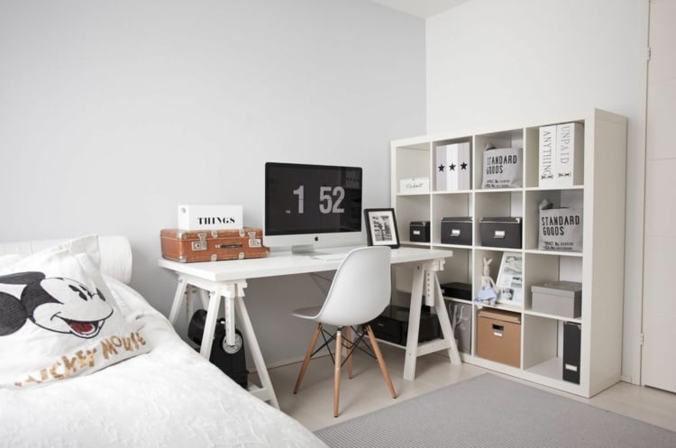 Ikea Einrichtung im skandinavischen Stil mit Schreibtisch und Regal