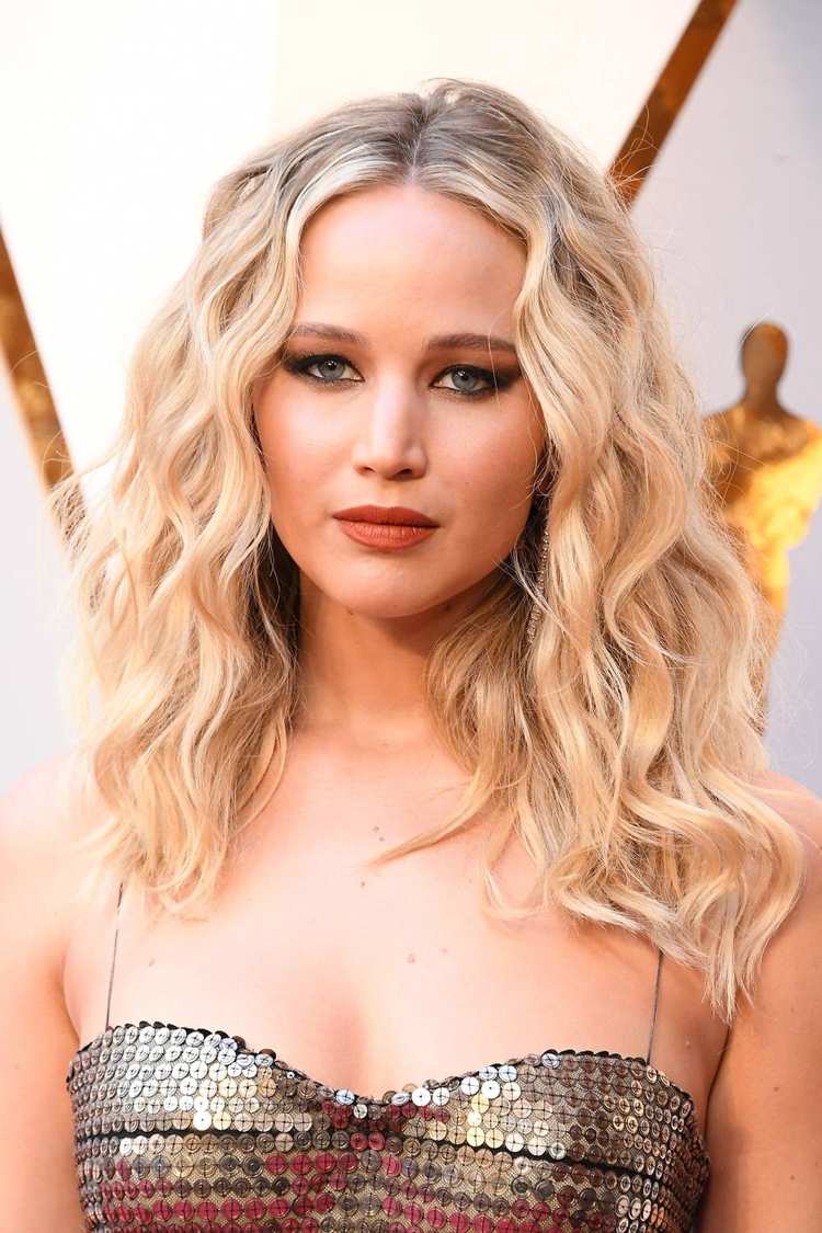Jennifer Lawrence Oscars Frisur Mittelscheitel große Locken März 2018