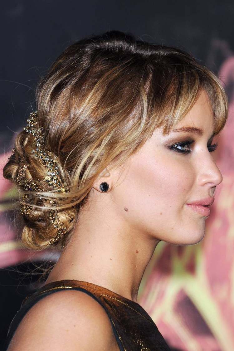 Jennifer lawrence braune Haare mit goldblonden Strähnchen niedriger Dutt mit Haarschmuck