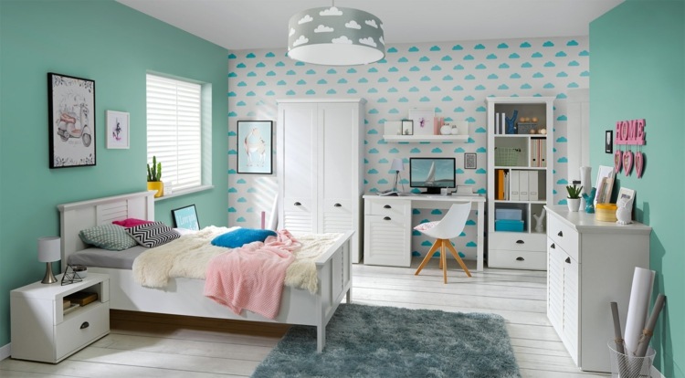 Jugendzimmer in Weiß und Mintgrün mit Wolken an der Wand