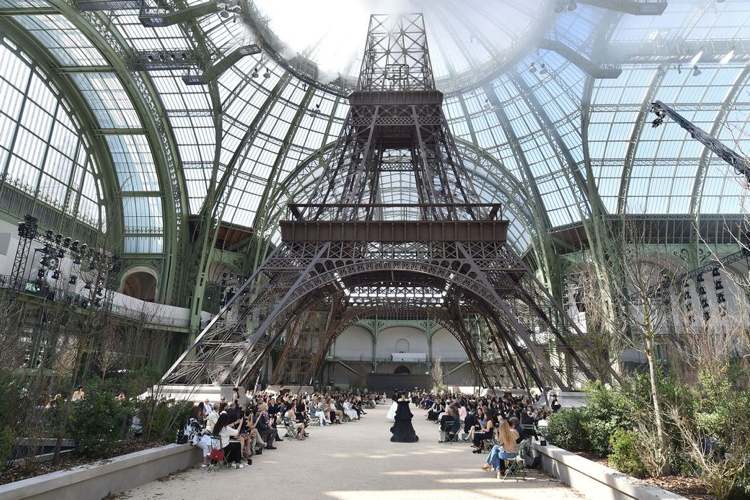 Karl Lagerfeld Chanel Modeshow Eiffelturm 2017