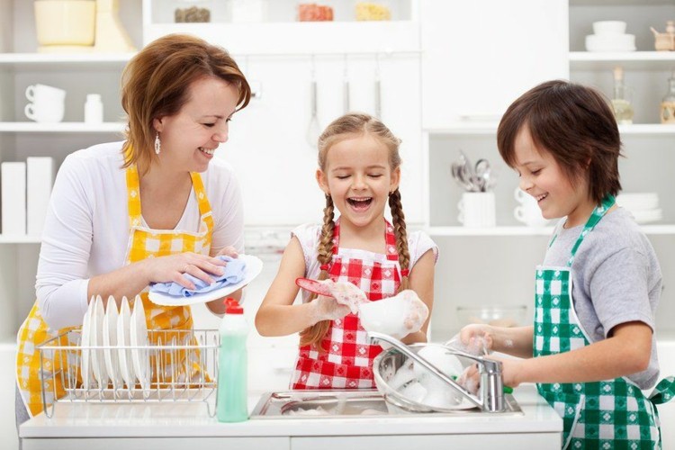Kinder im Haushalt das Geschirr spülen lassen