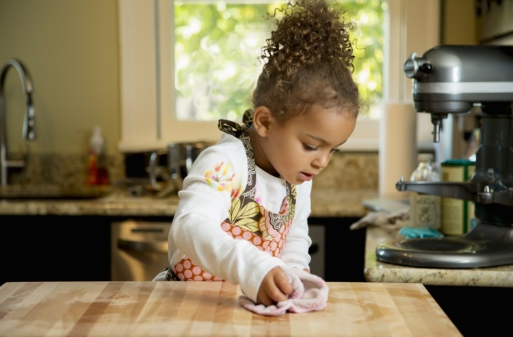 Kinder im Haushalt einbeziehen für Hilfe in der Küche