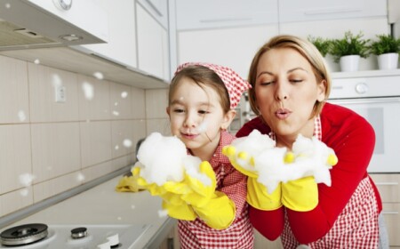 Kinder im Haushalt einbeziehen mit Tipps für Spaß