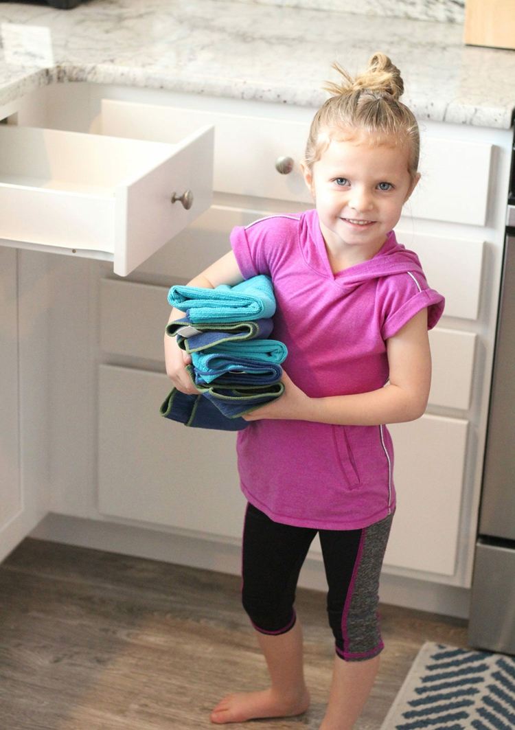 Kinder im Haushalt helfen lassen - Wäsche zusammenlegen und wegräumen