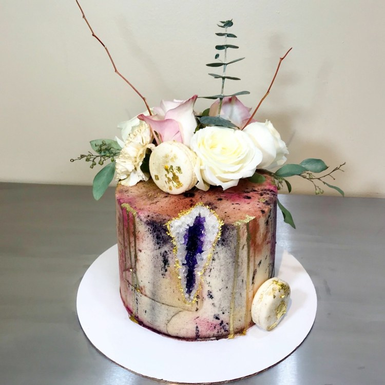 Kombination aus mehreren Designs für diese Kristall Torte mit Blumendeko