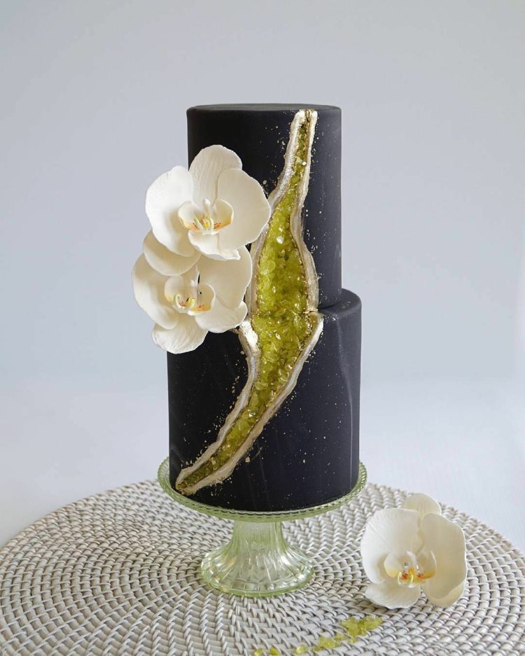 Kristall Torte in Schwarz und Gold als Kontrastfarben und Orchideen aus Zucker