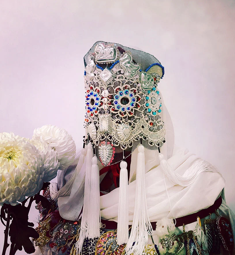 Kunstvolle Maske in Silber mit Perlen und Quasten