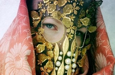 Kunstvolle Maske mit Messing-Verzierungen und Perlen