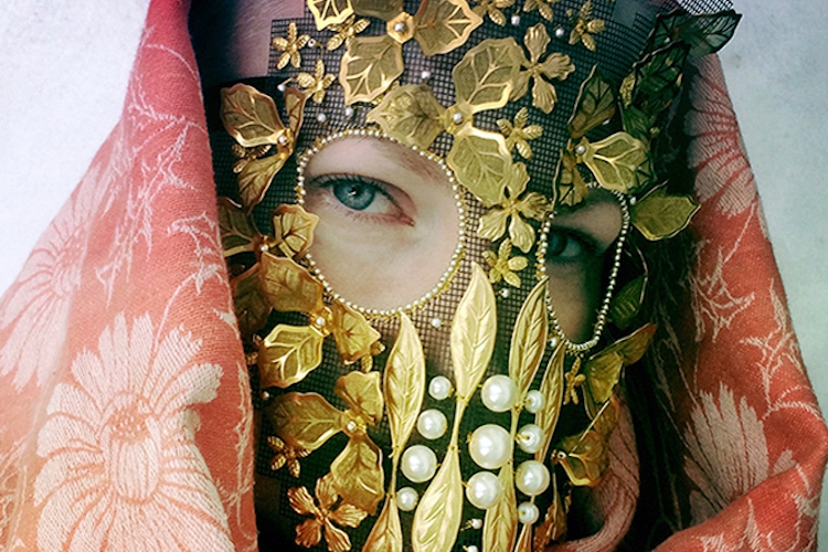 Kunstvolle Maske mit Messing-Verzierungen und Perlen